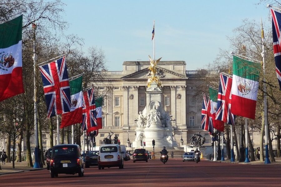 Ammirare dal vivo gli outfit del Royal Wedding più seguito di sempre: ancora pochi giorni per volare ad Edimburgo!